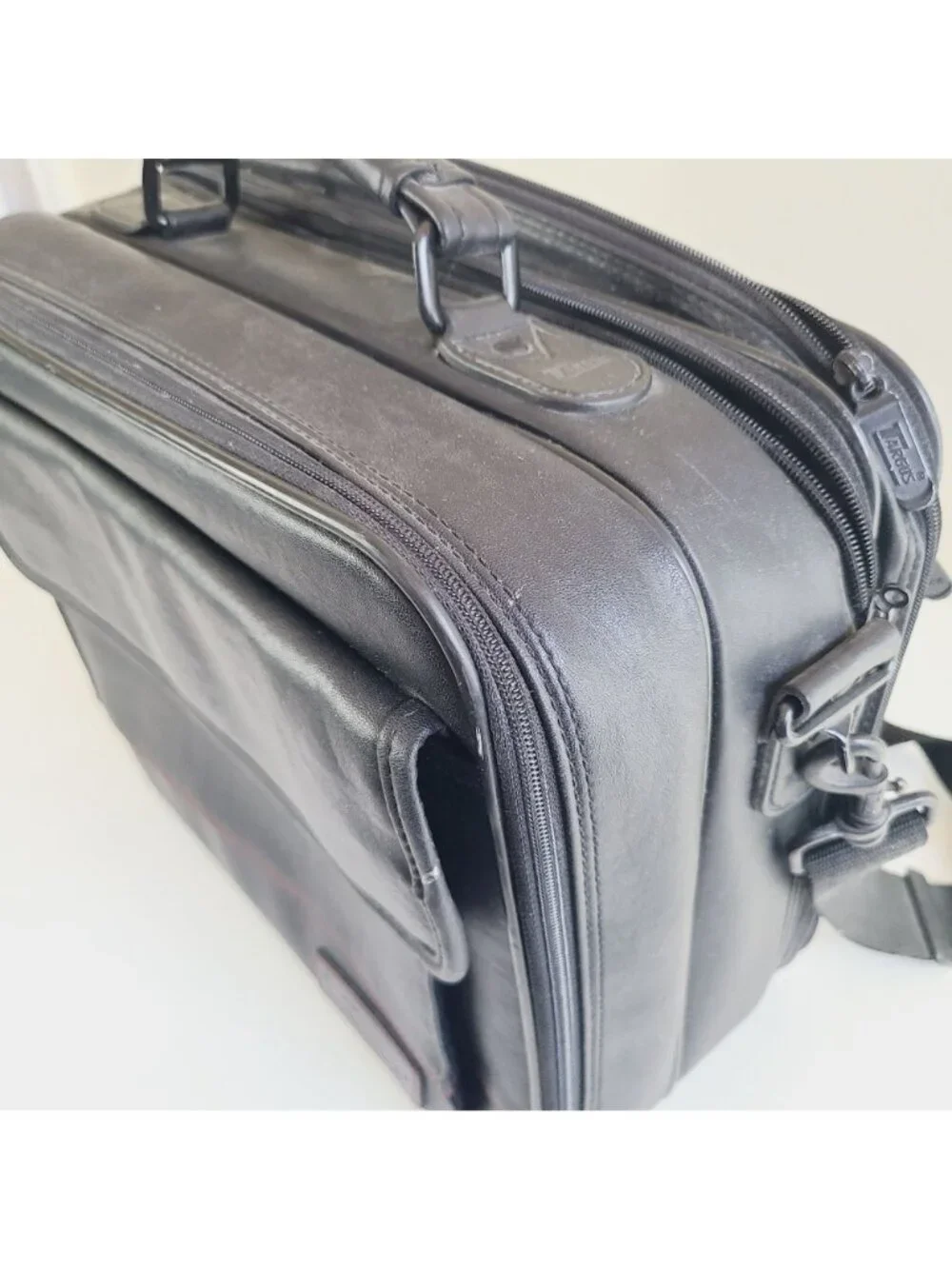 Targus Black Leather Laptop Bag With Shoulder Strap & Multiple Compartments